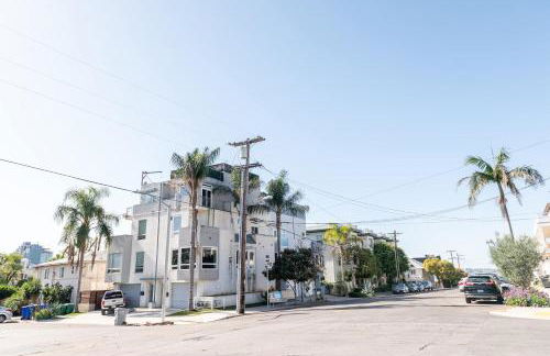 Chic SD Basecamp - Walk to Downtown - Foto 40