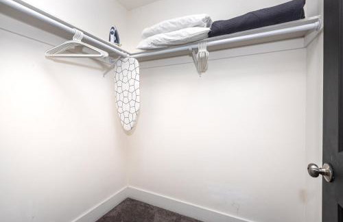 Spacious Luxury Villas in the heart of LA! Free parking and Jacuzzi - Photo 11