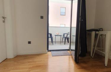 City heaven,self check in, with free parking - Foto 43