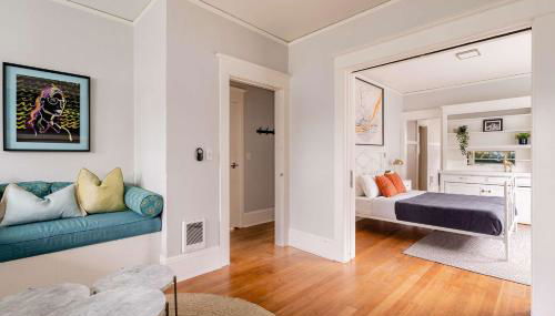 Stay Portland - PDX Art Deco Lounge - Local Eateries, Bars & Shops - Photo 4