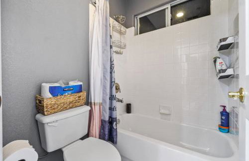 Entire Private Home with 5 Bedrooms 4 Bathrooms 3000 Sq ft Villa, Pool, Hot Tub, Nature, Garage, Winery, Available Now - Foto 65