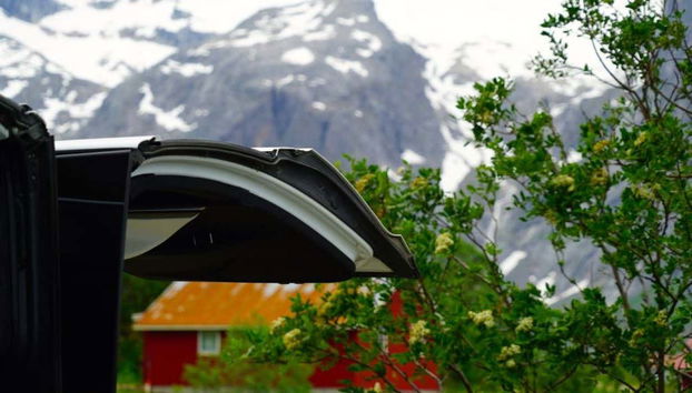 La portiera aperta della Tesla