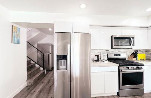 Cozy 3 BR Townhouse with Balcony - Photo 5