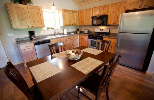 Lakefront Cozy Cabin with Hot-tub in Carbondale, Illinois - Foto 9