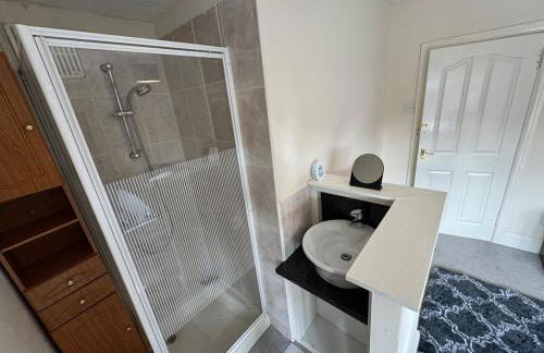 Modern 3-Bed Home with Parking & Garden Wolverhampton - Photo 14