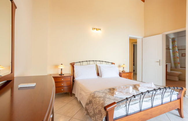 Villa Petros Large Private Pool Walk to Beach Sea Views A C Wifi Car Not Required - 180 - Foto 22