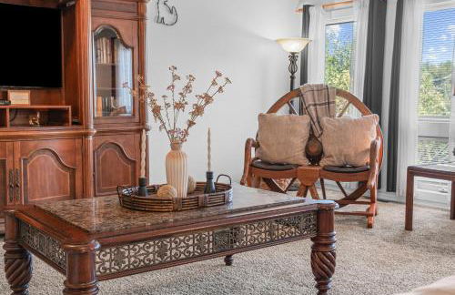 Lakefront Retreat with Deck, Movie Room and Yard - Foto 15