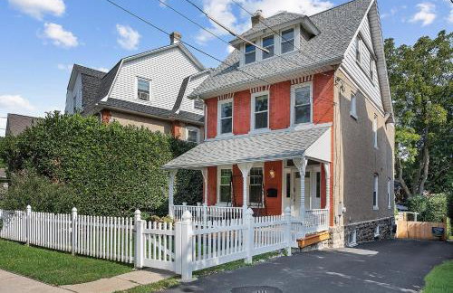 Main Line Manor 3BR with King Beds & Patio & Backyard - Foto 2