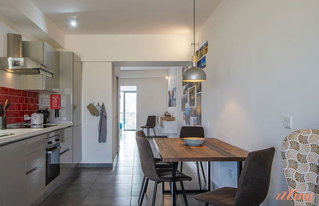 2 Bed Apartment w Distant Sea and Country Views - Foto 5