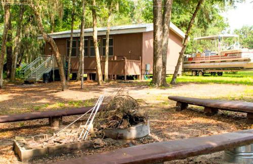 Spacious Cabin for a Group Getaway Overlooking Junior Lake in Florida - Foto 29