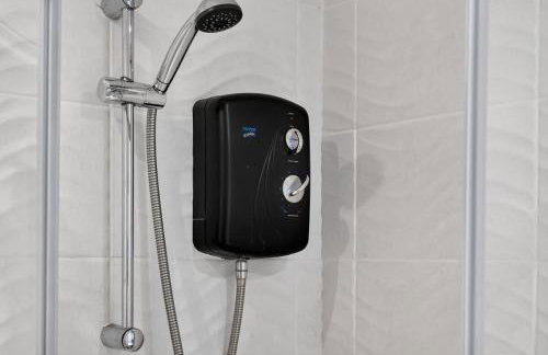 City Centre 2BR Apt with Balcony Access and Free Parking - Foto 21