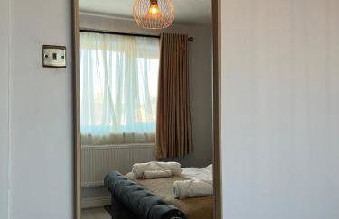 The Place with king beds, Ensuite Bathrooms, Close to Airport and Free Parking - Foto 6