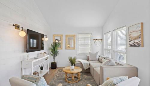 Stylish Home with game room, deck, and canal access - Foto 3