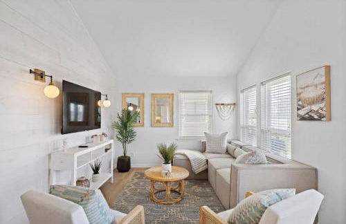 Stylish Home with game room, deck, and canal access - Foto 3