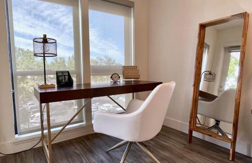 Elevator-Work Here-Gig WiFi-King Bed-Laundry in unit - Foto 60