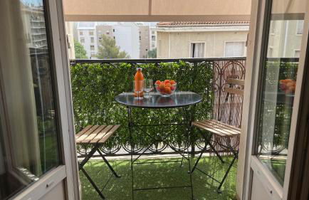 Appartement mignon calme douillet ascenseur clim étage élevé proche parking et toutes commodités au coeur du Toulon historique - Photo 1