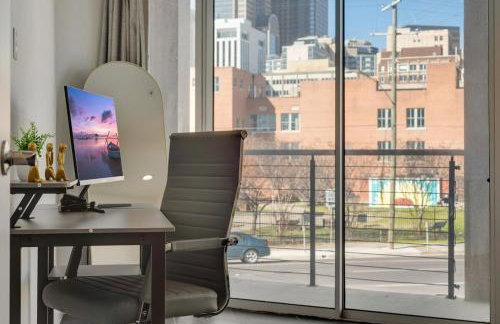 Urban 2BR I Free Parking I King Bed I Workspace - Foto 8