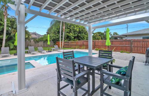 Little Beach House w/ POOL&SPA - 5 minutes to Vanderbilt Beach (Pet Friendly) - Photo 1