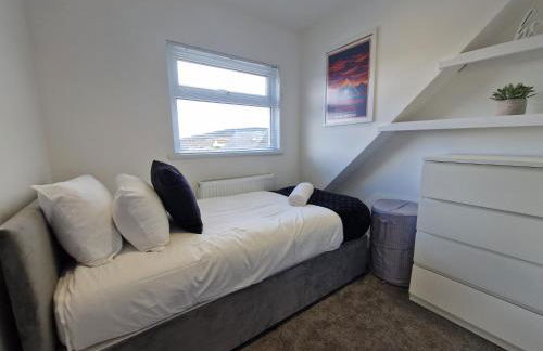 Modern Detached 3 bedroom home with off-road parking & bike store - Photo 3