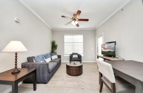 Modern 1BR Retreat Open Layout, Workspace, Views - Foto 1