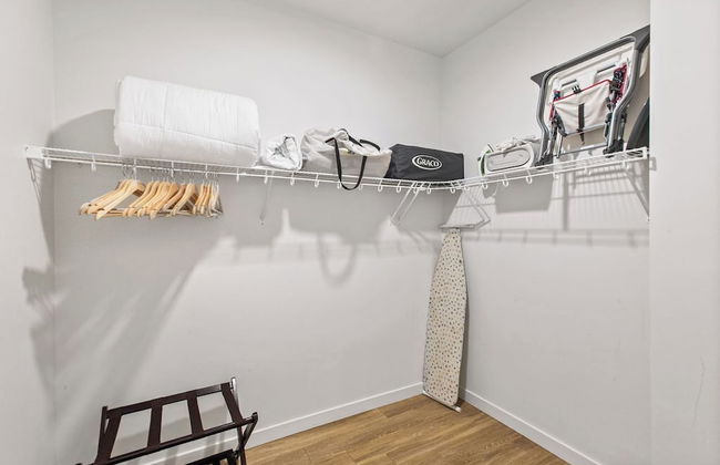 Airy and Open Corner Loft - 92 Walkscore - Photo 17