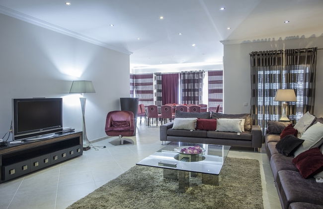 Outstanding Villa Very Well Located Near The Beach - Photo 5