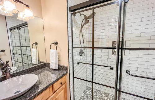 Lakefront home with fire pit and dock Near Wisp Resort - Foto 14