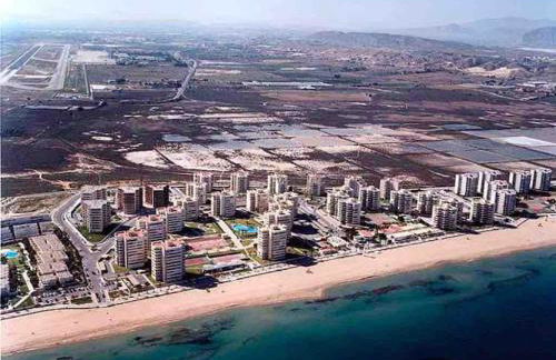 Apartamento segunda línea de playa con piscina - Photo 25