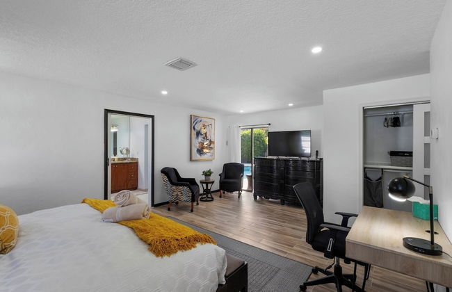 Family-friendly 5BR Home w/ Heated Pool & Parking - Foto 35