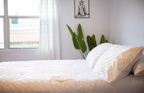 Lux 3 bedroom townhouse 1 block from the beach - Photo 58