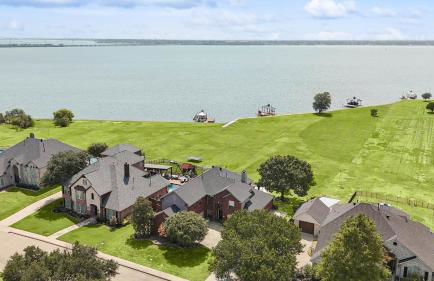 The Best of Lakeside Living - Luxury at its Finest - Photo 4