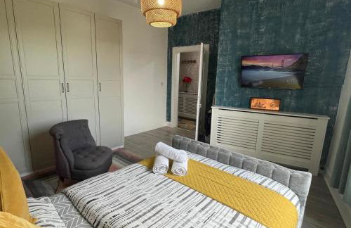 Entire Budget Friendly Apartment with Free Parking & Self Check-In - Photo 12