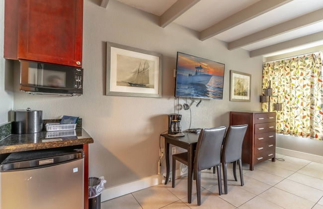 215 Little Harbor Inn - Photo 7