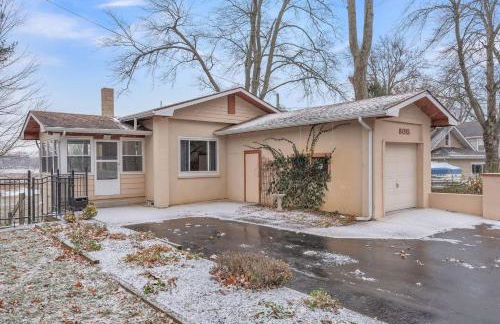 Amazing Lakefront Retreat On Long Lake! 2 Bedroom Home by RedAwning - Foto 90