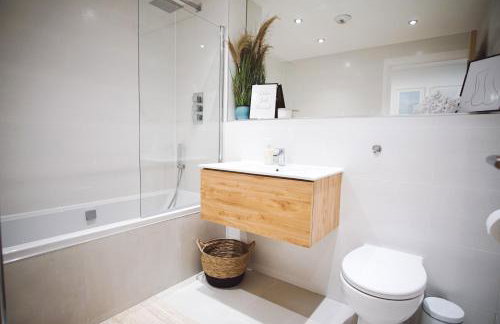 Stunning Two Bed Sea View Apartment with Pool & Gym - Foto 5