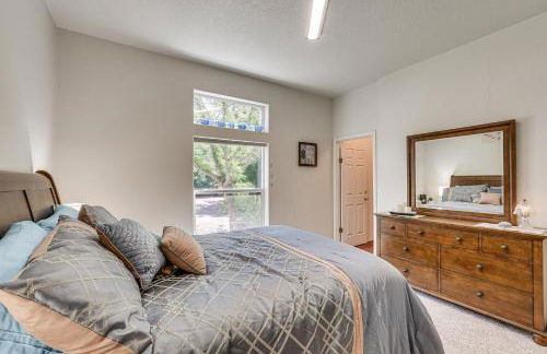 Waterfront Shady Cove Home with Fishing Deck! - Foto 25