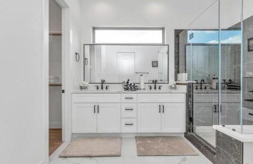 Tranquil Downtown Escape with Backyard - Photo 50