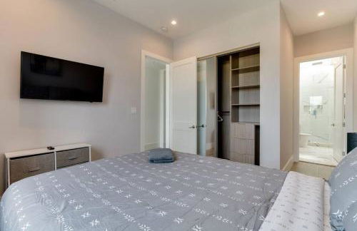 Luxury Modern 4 Bedroom 3 Bathroom Home with Rooftop Deck #2 - Photo 15