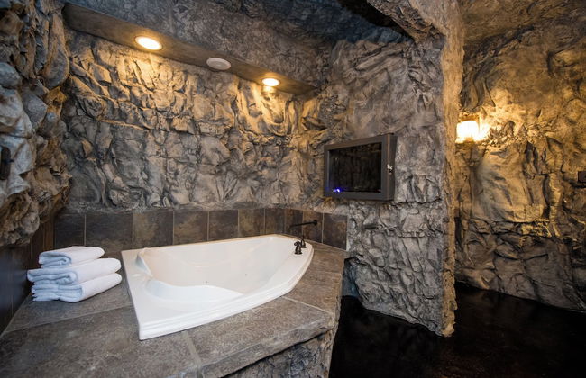 Eureka Springs Treehouses, Hobbit Caves & Castles - Photo 15