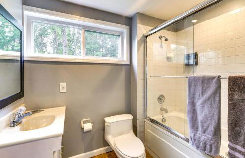 Large Yard with Pond Family Retreat in New Albany! - Foto 28