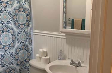 Lovely Retreat Backyard With Deck and entertain room - Photo 15