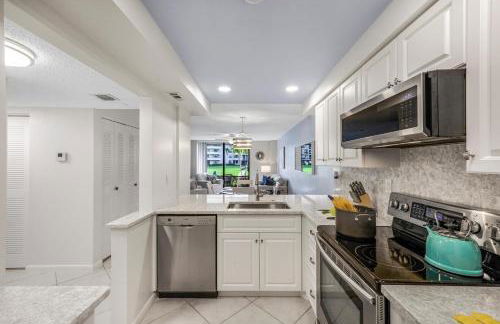 Walkout condo with beach access, pool and pickleball - Foto 13