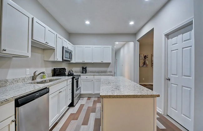 Spacious 6BR/3BA House w/ Parking! Sleeps 20! - Foto 35