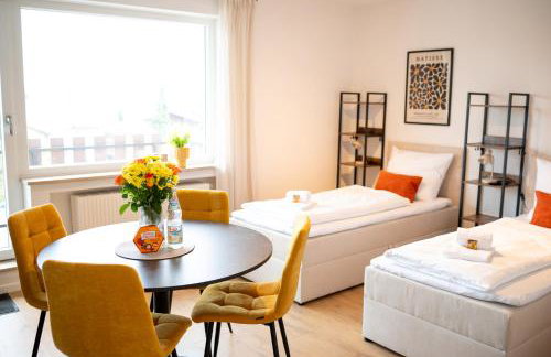 Platz für 8 Pers - C4S Come4Stay Monteure "InnArt" Boxspringbett Einzelbett Töging am Inn, Parkplatz, WLAN, Balkon, Smart TV, voll ausgestatteter Küche, Waschmaschine - Foto 1