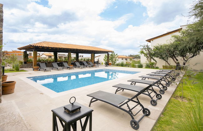 4BR Oasis with Pool & Gym at Nueva Escondida - Foto 20