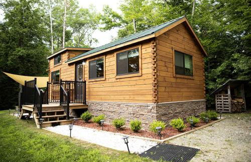 Incredible Modern Tiny Log Cabin near the Ammonoosuc River for a Romantic Getaway in New Hampshire - Foto 1
