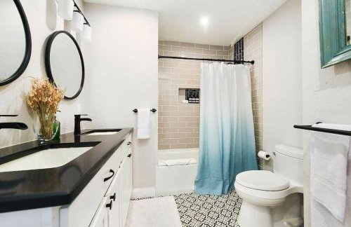 HostWise Stays - The Carnegie - Sauna, 1 Block from Butler St, Family Friendly - Foto 8