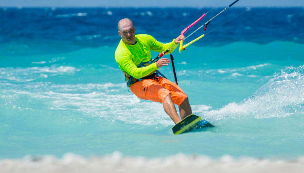 Kitesurfing sulla costa dell'isola di Djerba
