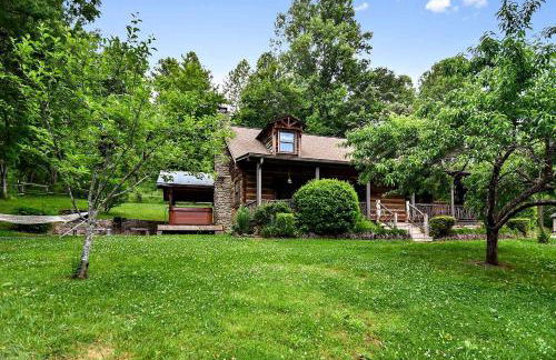 Rustic Log Cabin Rental with a Hot Tub near Asheville, North Carolina - Foto 6