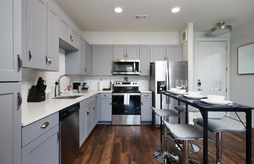 Modern 2BR Retreat- Prkng,Near Rvrwlk & Conv Ctr - Foto 78